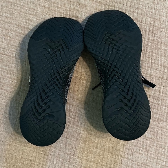 Nike Epic React Flyknit Oreo - Picture 5 of 7